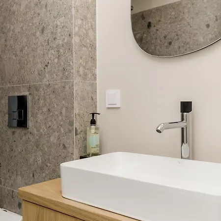 Amber & By Halu! سالونيك